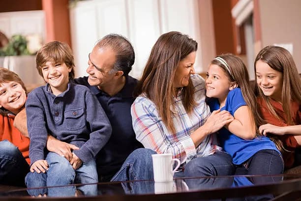 Utilisateurs heureux utilisant l'application Darhna